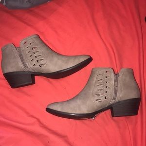 Cute booties!! (NEVER WORN)